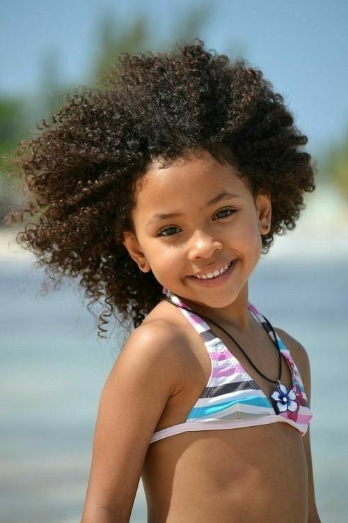 Come prendersi cura dei capelli ricci in Estate