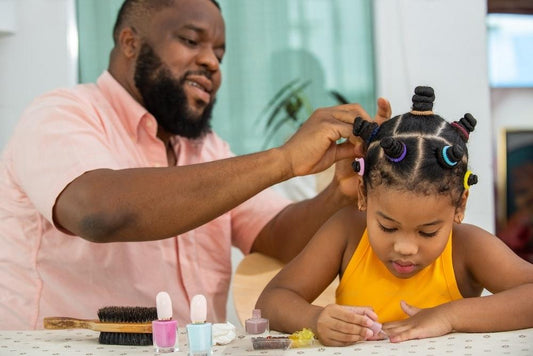 Come prendersi cura dei capelli afro dei bambini: un guida a prova di capricci