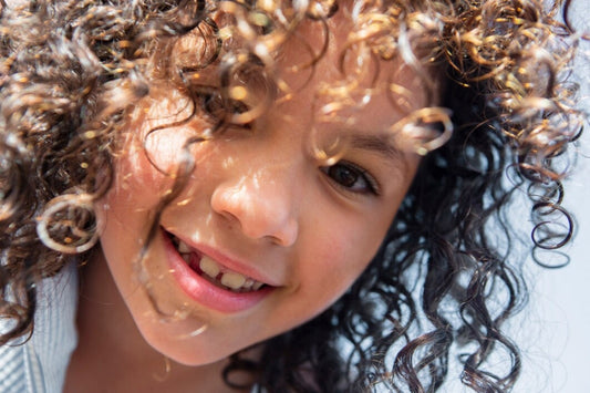 Come ravvivare i ricci dei bambini in 4 semplici step